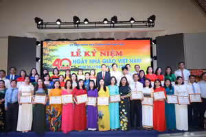 UBND thành phố Kon Tum khen thưởng các giáo viên có thành tích xuất sắc.