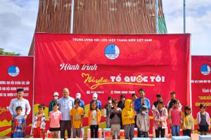 Hội Liên hiệp thanh niên Việt Nam tỉnh Kon Tum tặng 20 suất quà cho các em nhỏ khó khăn.