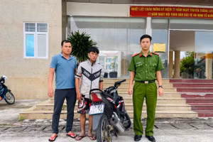 Công an huyện Kon Rẫy bàn giao Bùi Thanh Quí (ở giữa) cho Công an huyện Thạnh Hóa (Long An). Ảnh: Công an Kon Rẫy.