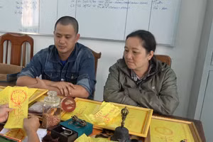 Ngô Quan Duy và Nguyễn Thị Tuyết Loan tại cơ quan công an. Ảnh: Công an Kon Tum.