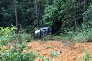 Chiếc xe ô tô bị lao xuống vực sâu. Ảnh: Công an huyện Kon Plông.