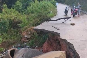 Mưa lũ khiến tuyến đường giao thông bị sạt lở nghiêm trọng.