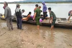 Thi thể cháu bé được tìm thấy và bàn giao cho gia đình lo hậu sự.