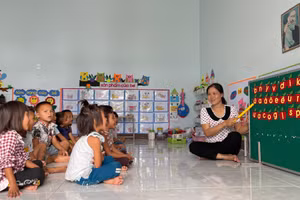 Cô Nguyễn Thị Oanh với những đứa trẻ huyện vùng biên.