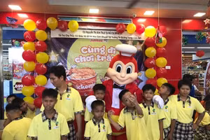 Các em nhỏ tại Trung Tâm Bảo trợ và Công tác xã hội tỉnh Kon Tum được tham quan, giáo dục kĩ năng tại siêu thị.