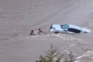 Xe của giáo viên huyện Kon Plông bị nước lũ cuốn khi đi qua ngầm tràn.