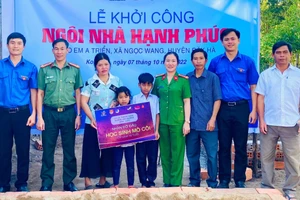 Công trình “Ngôi nhà hạnh phúc” được trao cho học sinh dân tộc thiểu số mồ côi, vượt khó vươn lên trong học tập.