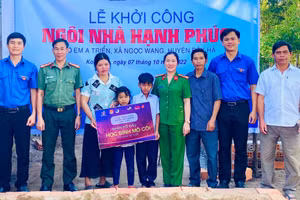 Công trình “Ngôi nhà hạnh phúc” được trao cho học sinh dân tộc thiểu số mồ côi, vượt khó vươn lên trong học tập.