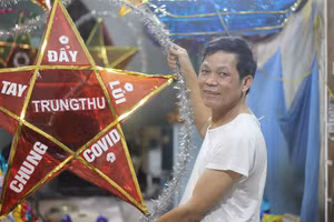 Ông Từ Tiến Huy mong muốn gìn giữ nghề làm đèn lồng truyền thống.