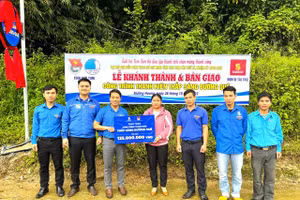 Tỉnh đoàn Kon Tum bàn giao công trình Thanh niên “Thắp sáng đường quê” trị giá là 125 triệu đồng.