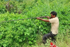 Ông Ksor Nô thực nghiệm hiện trường vụ việc.