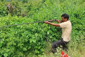 Ông Ksor Nô thực nghiệm hiện trường vụ việc.