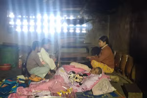 Chị Y Móc một mình gồng gánh nuôi 2 người con và mẹ già nên việc giáo dục con chủ yếu nhờ thầy, cô.