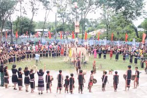 Học sinh Kon Tum trình diễn cồng chiêng, múa xoang