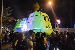 Các bạn trẻ TP Kon Tum thích thú đi rước đèn "khổng lồ".