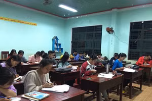 Học sinh lớp 12 Trường THCS-THPT Kpă Klơng ôn tập chuẩn bị cho kỳ thi tốt nghiệp THPT.