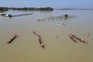 Hội đua thuyền độc mộc có 30 đội tham gia đến từ 13 xã trên địa bàn huyện.