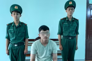 Trần Quang Quyết tại cơ quan điều tra biên phòng Gia Lai. (Ảnh: Biên phòng Gia Lai cung cấp)