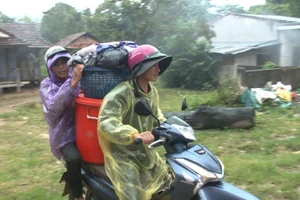 Người dân huyện Kon Rẫy di dời đến nơi an toàn để phòng, chống bão Noru.