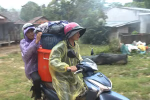 Người dân huyện Kon Rẫy di dời đến nơi an toàn để phòng, chống bão Noru.