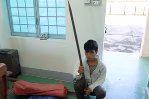 A Thuốc cùng hung khí gây án. Ảnh: Công an Kon Tum