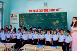Cô Nguyễn Thị Quỳnh Hưng, giáo viên Trường PTDTBT Tiểu học và THCS xã Mường Hoong cùng học sinh của mình.
