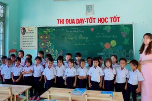 Cô Nguyễn Thị Quỳnh Hưng, giáo viên Trường PTDTBT Tiểu học và THCS xã Mường Hoong cùng học sinh của mình.