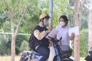 Thí sinh nán lại trao đổi kết quả các câu hỏi trong đề thi.