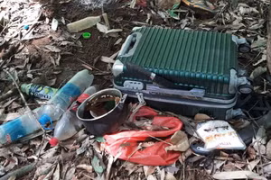 Nhiều vật dụng được tìm thấy tại hiện trường.
