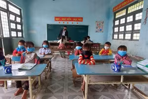 Giáo viên trường Tiểu học xã Ngọc Linh dạy lớp ghép tại điểm trường lẻ.