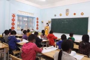 Giáo viên vùng khó luôn cố gắng tuyên truyền, vận động học sinh đi học đủ đầy.