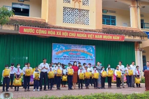 Học sinh khó khăn của Trường THCS Lương Thế Vinh nhận được những phần quà ý nghĩa, thiết thực.