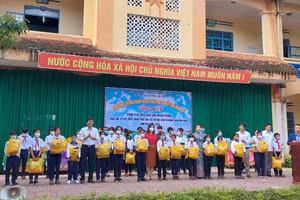 Học sinh khó khăn của Trường THCS Lương Thế Vinh nhận được những phần quà ý nghĩa, thiết thực.