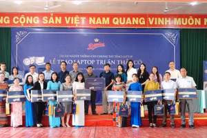 Nhãn hàng bánh quy bơ Danisa phối hợp với Báo Giáo dục và Thời đại trao tặng 20 Laptop cho thầy, cô giáo khó khăn trên địa bàn tỉnh Kon Tum.