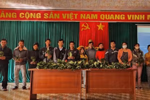 Huyện Tu Mơ Rông phối hợp với Công ty cổ phần Sâm Ngọc Linh Kon Tum trao 10.000 cây sâm Ngọc Linh cho các hộ dân nghèo.