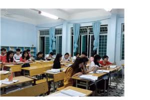 Học sinh lớp 12 trường PTDTNT ôn tập vào buổi tối để hỗ trợ, sẻ chia kiến thức với nhau.