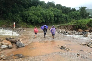 Cầu tràn Đăk Sao bị ngập và trên địa bàn huyện Tu Mơ Rông xảy ra mưa lớn nên địa phương cho học sinh nghỉ học.