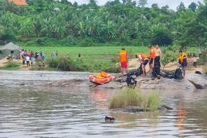 Lực lượng chức năng tìm thấy thi thể học sinh sau 2 ngày bị nước cuốn trôi.