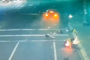 Ô tô hất tung 3 xe máy dừng đèn đỏ ở Gia Lai. Ảnh cắt từ clip.