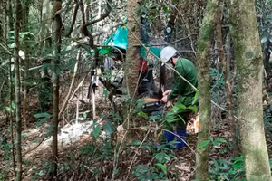 Cơ quan chức năng xác định 2 bộ xương khô trong rừng là cha con.