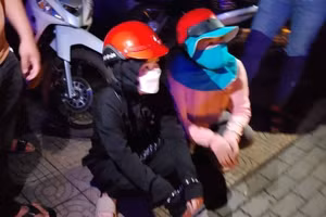 Hai đối tượng bị cơ quan công ăn bắt giữ.