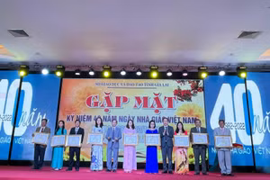 40 nhà giáo tiêu biểu tại Gia Lai được tuyên dương, tặng bằng khen.