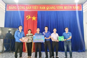 Khám bệnh, tặng sách giáo khoa cho học sinh vùng khó Kon Tum