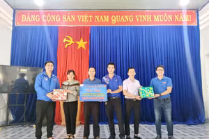 Khám bệnh, tặng sách giáo khoa cho học sinh vùng khó Kon Tum