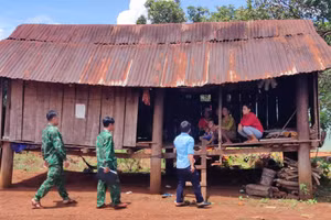 Đồn biên phòng xã Ia O và chính quyền địa phương đến thăm hỏi, nắm bắt thông tin từ người thân các nạn nhân.