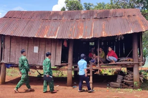 Đồn biên phòng xã Ia O và chính quyền địa phương đến thăm hỏi, nắm bắt thông tin từ người thân các nạn nhân.