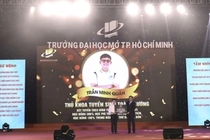 GS Nguyễn Minh Hà, Hiệu trưởng Trường ĐH Mở TPHCM trao học bổng cho thủ khoa toàn khóa đầu vào. 