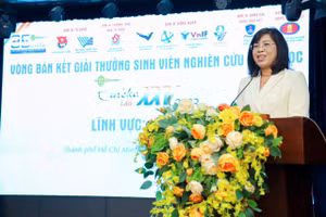 TS Trần Ái Cầm - Hiệu trưởng Trường ĐH Nguyễn Tất Thành phát biểu tại vòng bán kết lĩnh vực Hóa học.