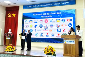 Ông Nguyễn Ngọc Dũng, Chủ tịch Hiệp hội Thương mại điện tử Việt Nam trao giấy chứng nhận thành viên VECOMNET cho PGS.TS Trần Văn Tùng, Trưởng Khoa Tài chính - Thương mại, HUTECH.