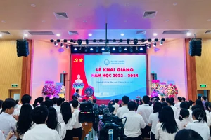 Tân sinh viên hào hứng trước tiếng trống khai giảng năm học mới 2023-2024.